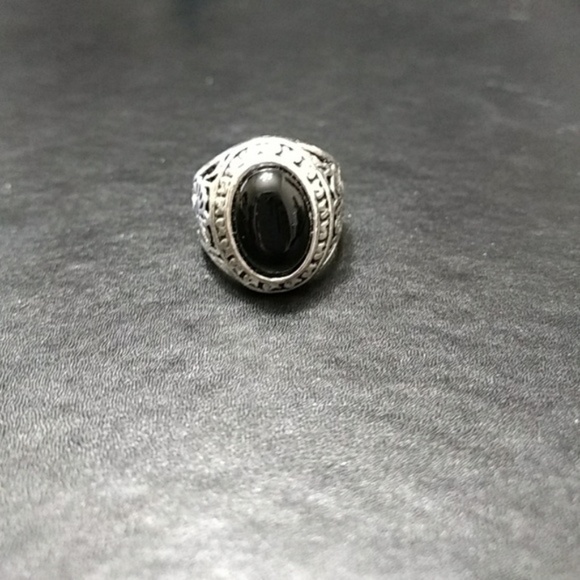 Jewelry - Silver tone ring with black oval stone